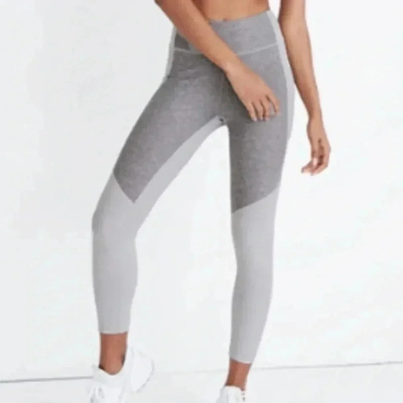 Outdoor Voices Women's Medium 3/4 Warmup Leggings Gray Stretch Yoga Active M - Picture 1 of 9